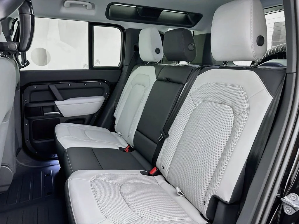 New 2026 Santorini Black Land Rover S image 25