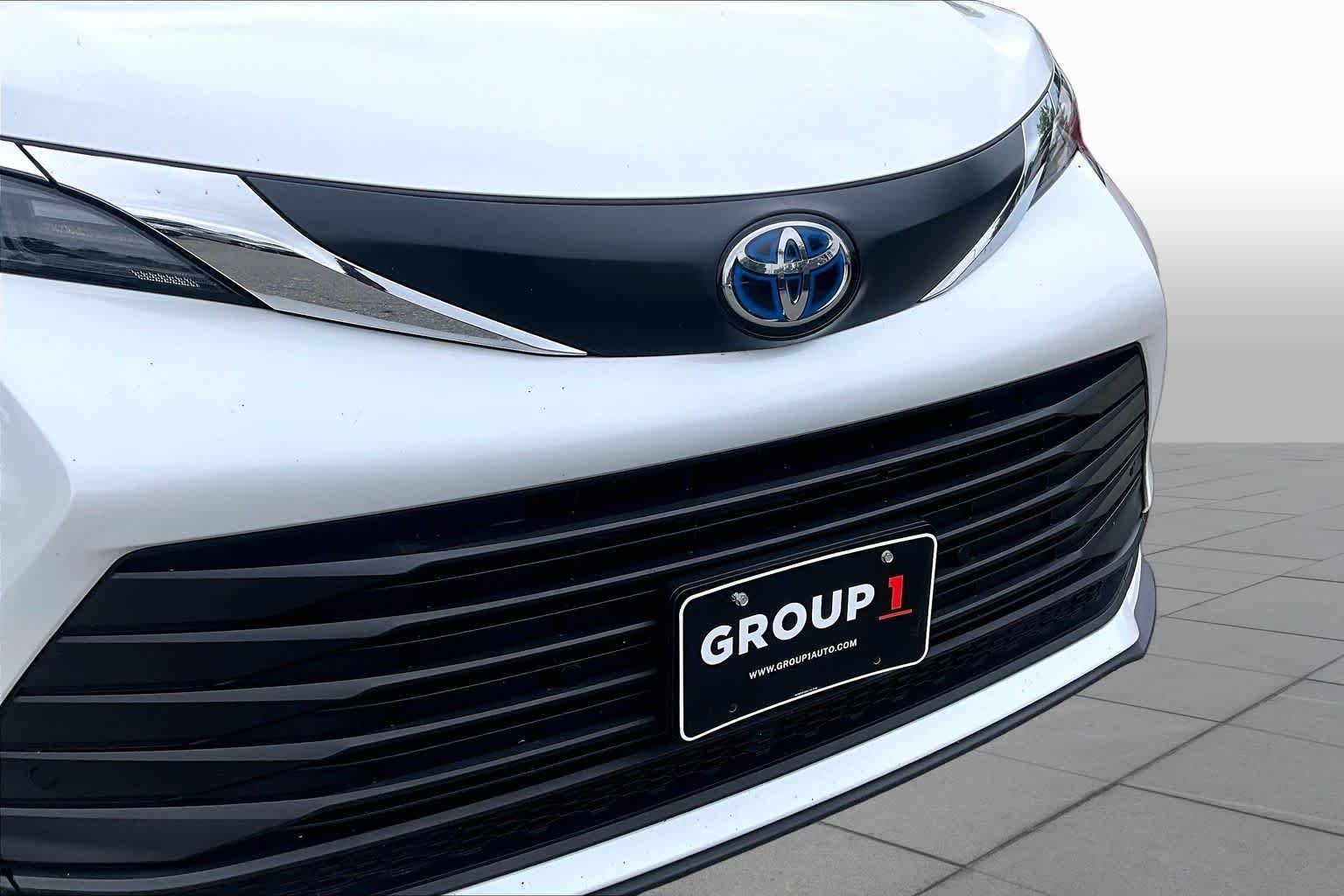 Used 2025 Wind Chill Pearl Toyota XLE image 30