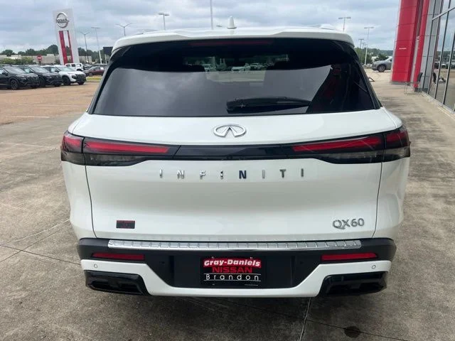 Used 2023 White INFINITI LUXE image 3