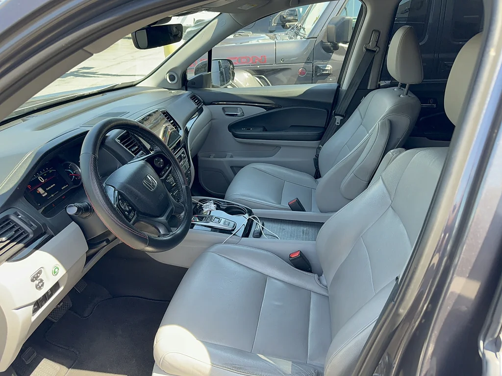 Used 2019 Modern Steel Metallic Honda Touring w/Rear Captain