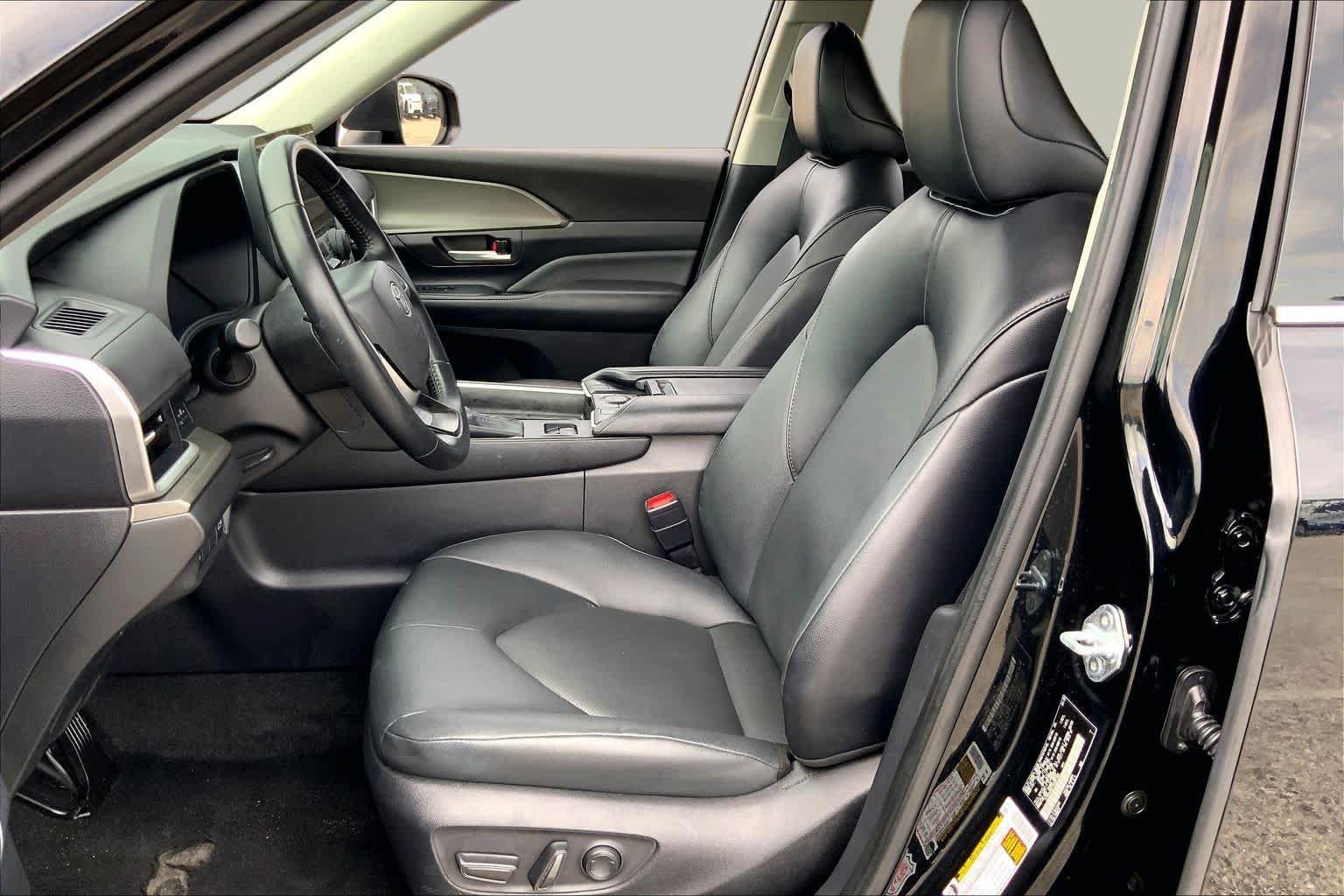 Used 2025 Midnight Black Metallic Toyota XLE image 8