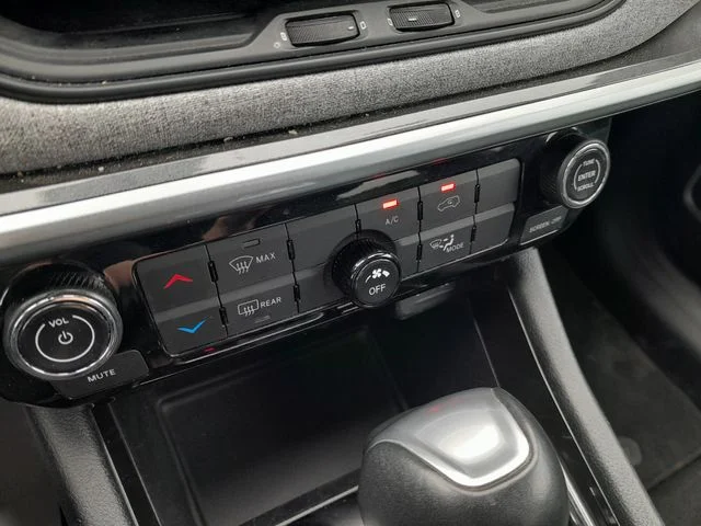 Used 2024 Silver Jeep Latitude image 23