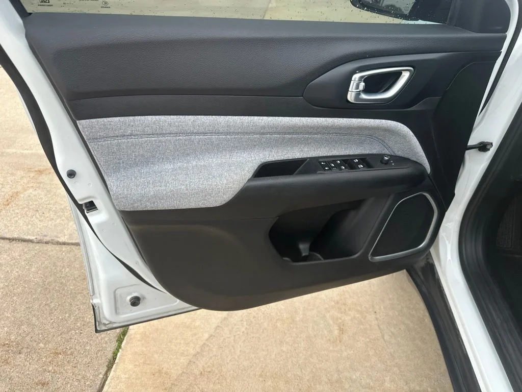 Used 2023 White Jeep Latitude image 6