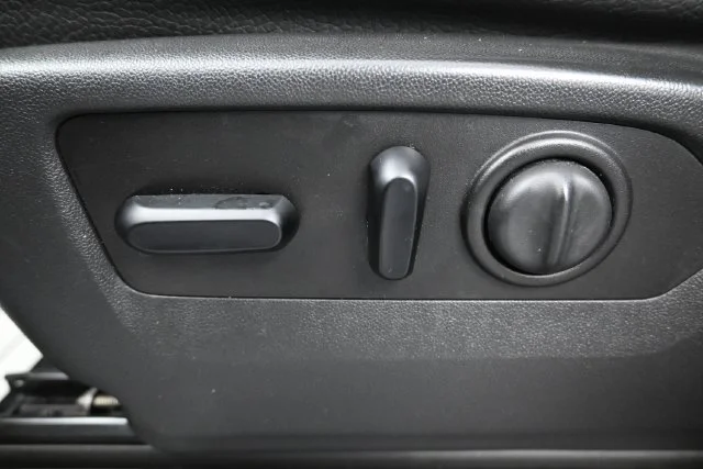 Used 2019 WHITE FROST TRICOAT GMC Denali image 11