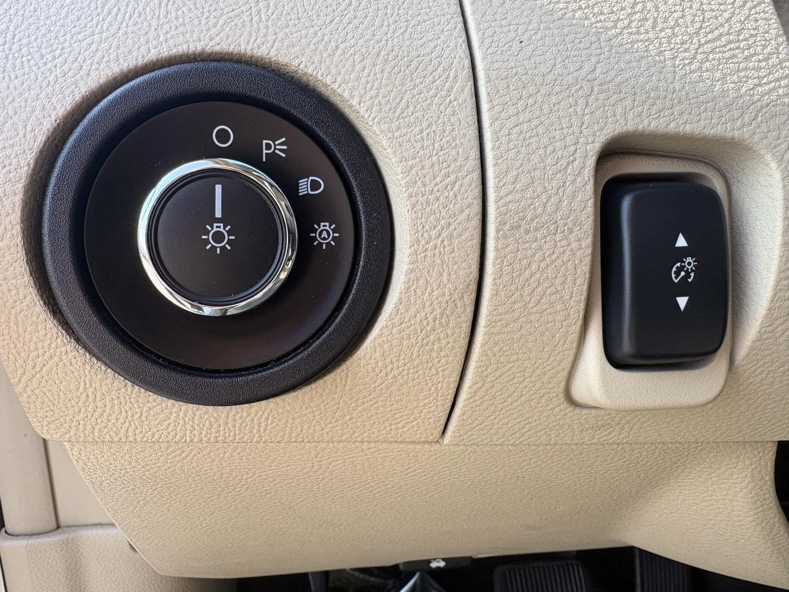 Used 2018  Ford SE FWD image 13