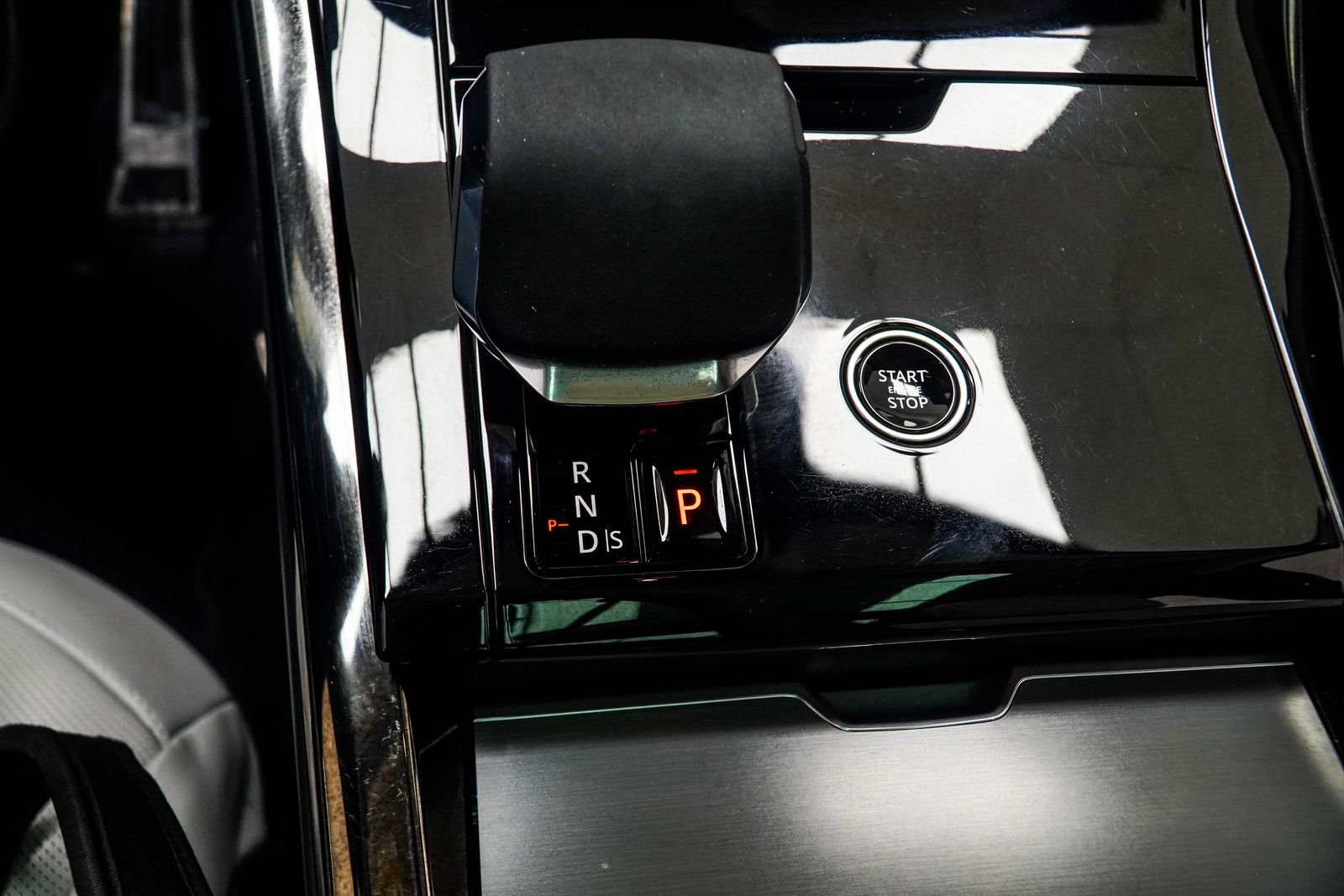 Used 2024 White Land Rover Dynamic SE image 18