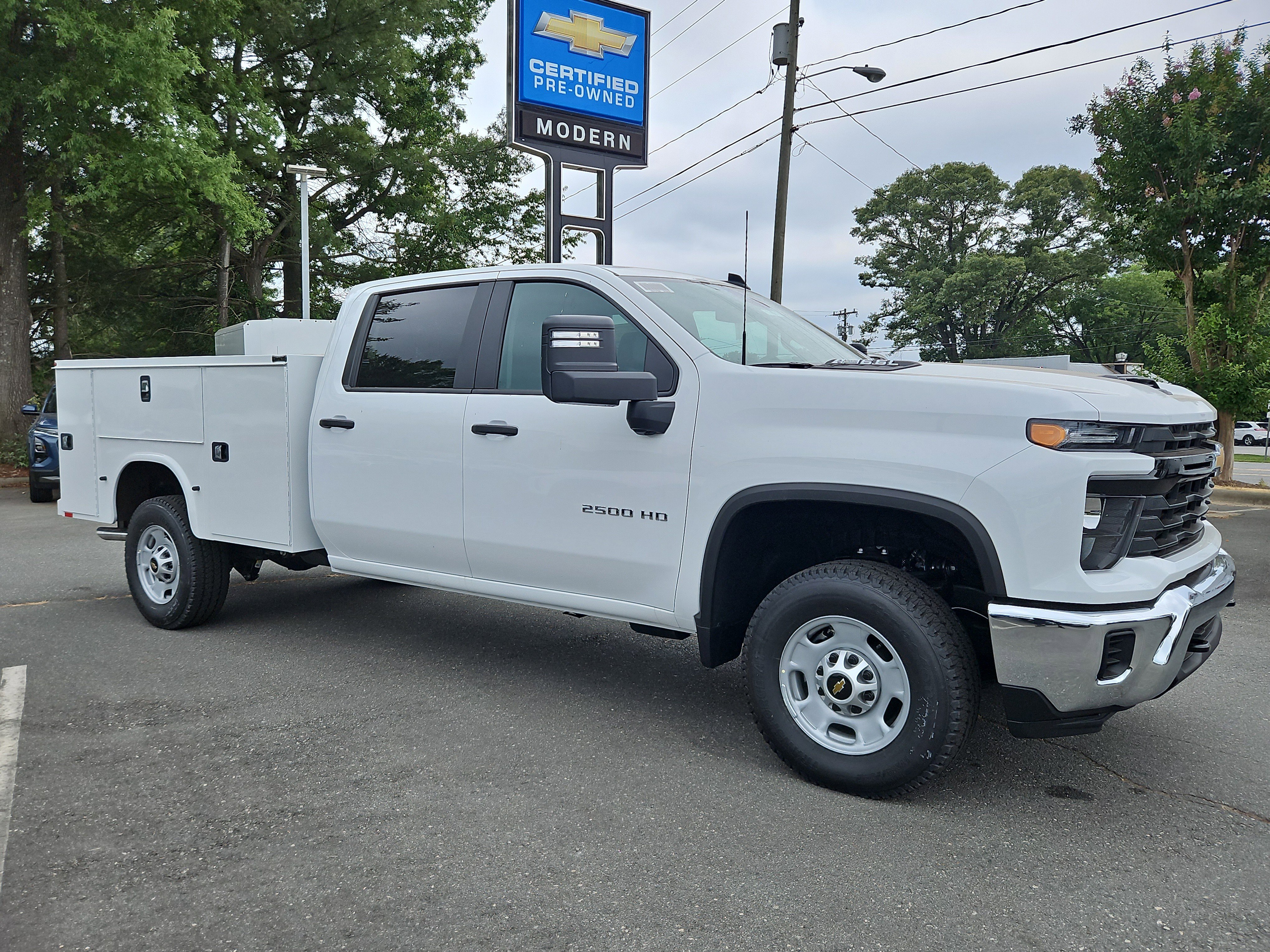 New 2026 Summit White Chevrolet WT image 6