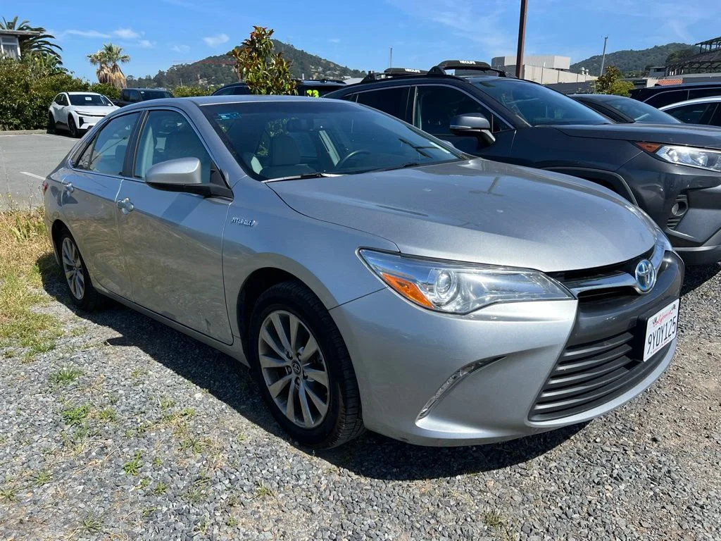 Used 2017 Silver Toyota XLE image 2