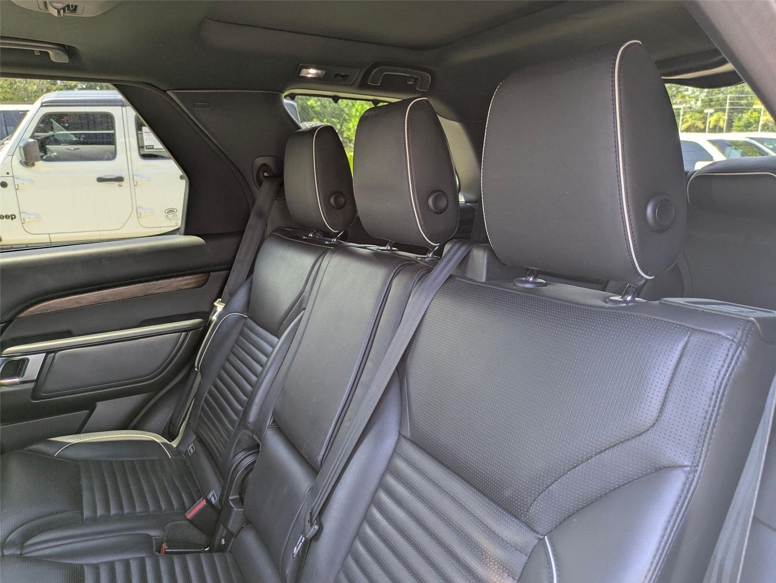 Used 2018 Fuji White Land Rover HSE Luxury image 34