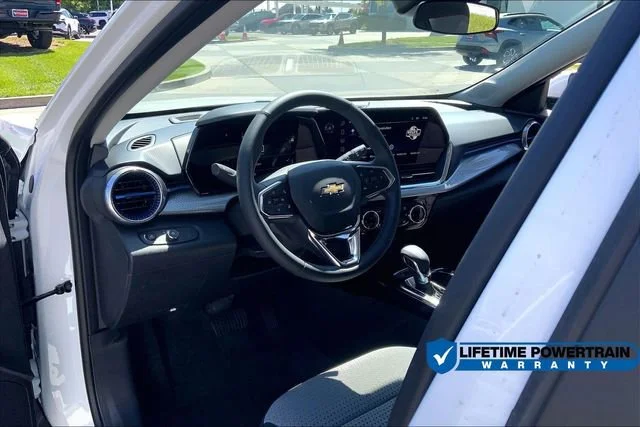 2025 Chevrolet Trax LT - Photo 7