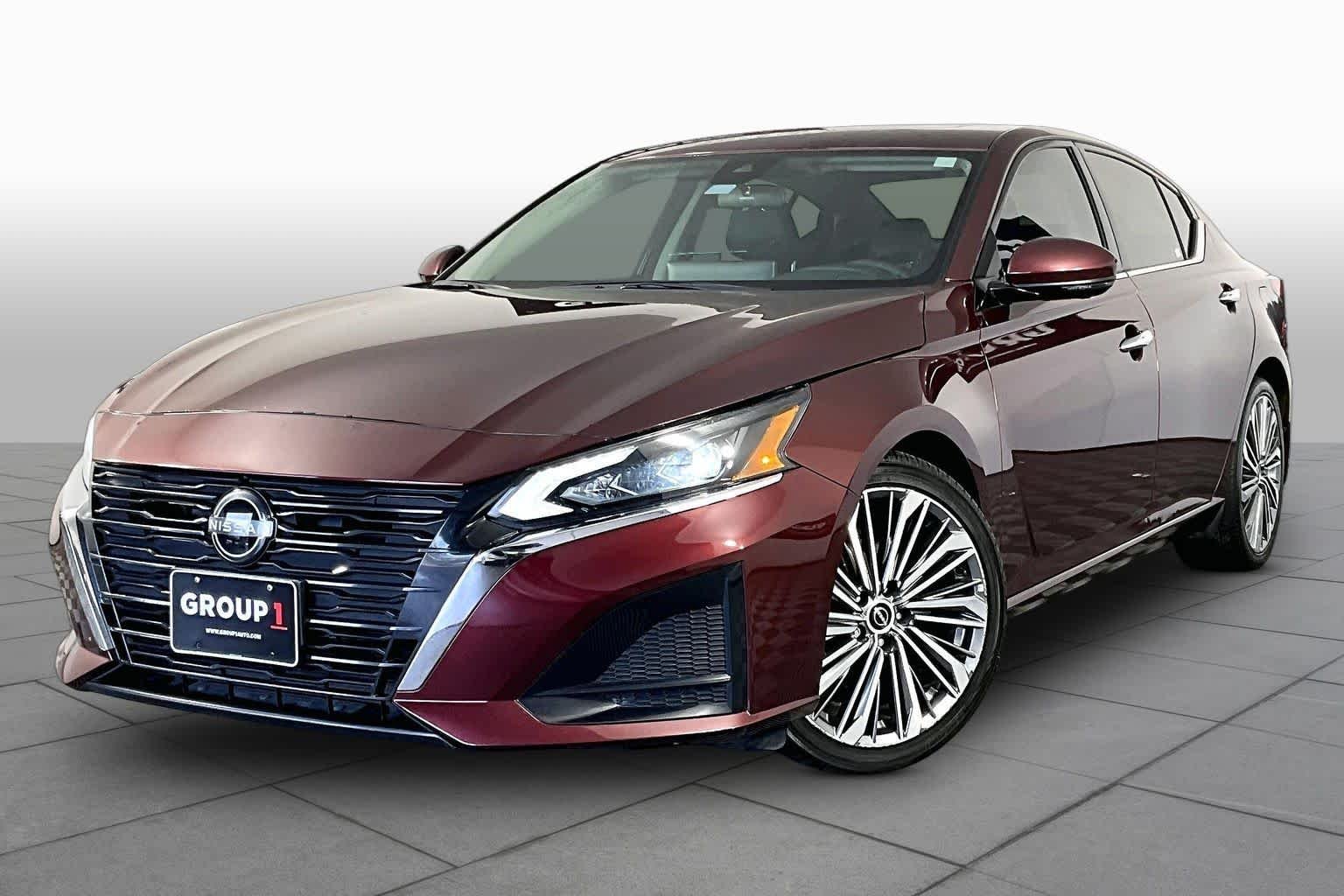 Used 2023 Garnet Pearl Metallic Nissan 2.5 SL image 2