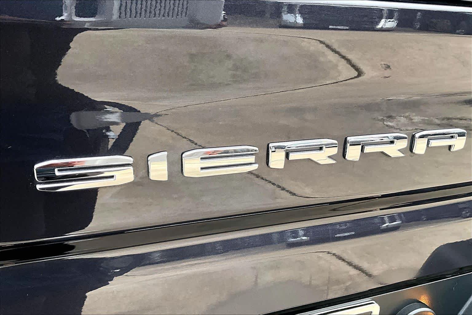 Used 2025 Titanium Rush Metallic GMC AT4 image 31