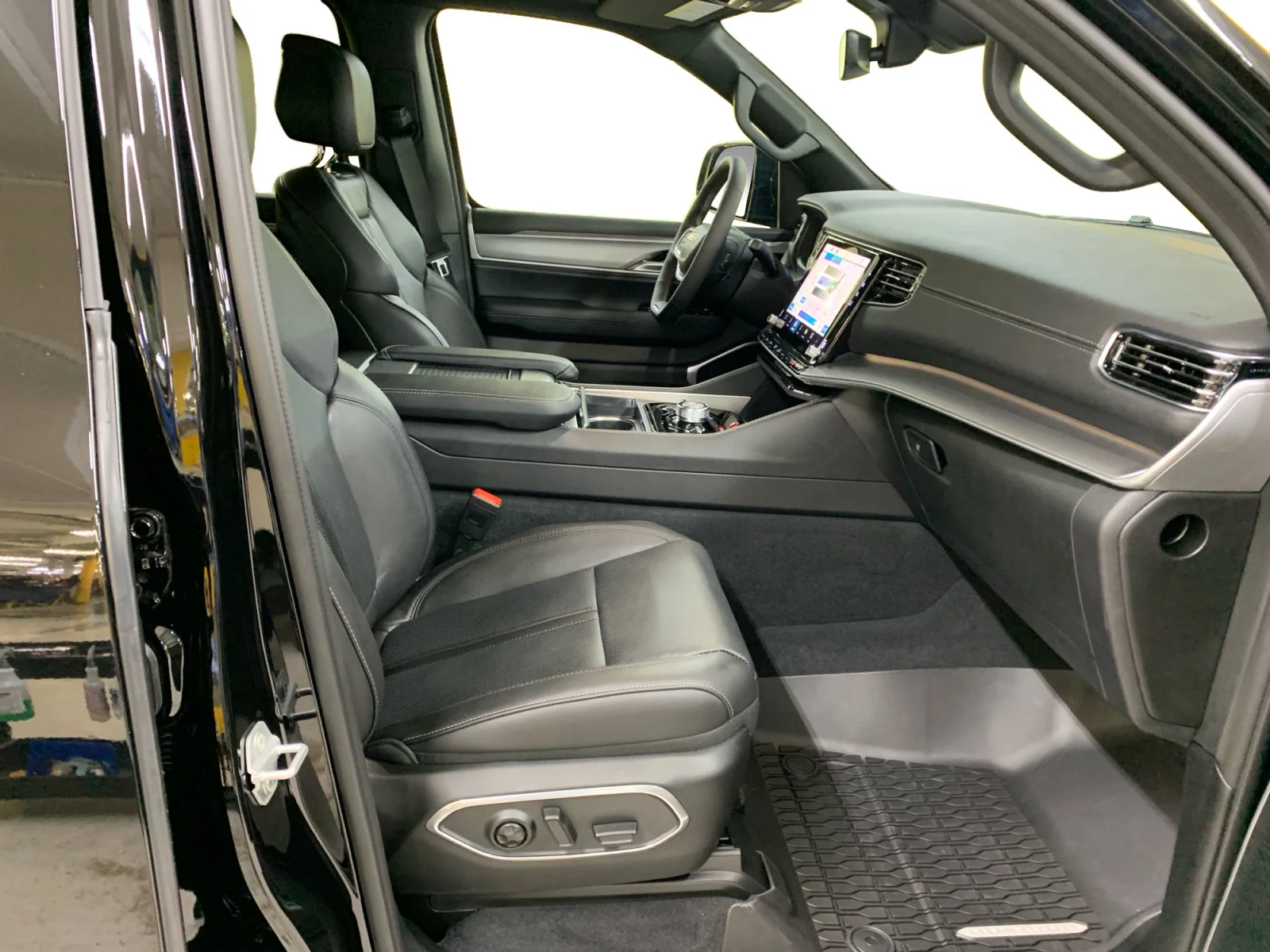 New 2026 Diamond Black Crystal Pearl Jeep Upland image 17