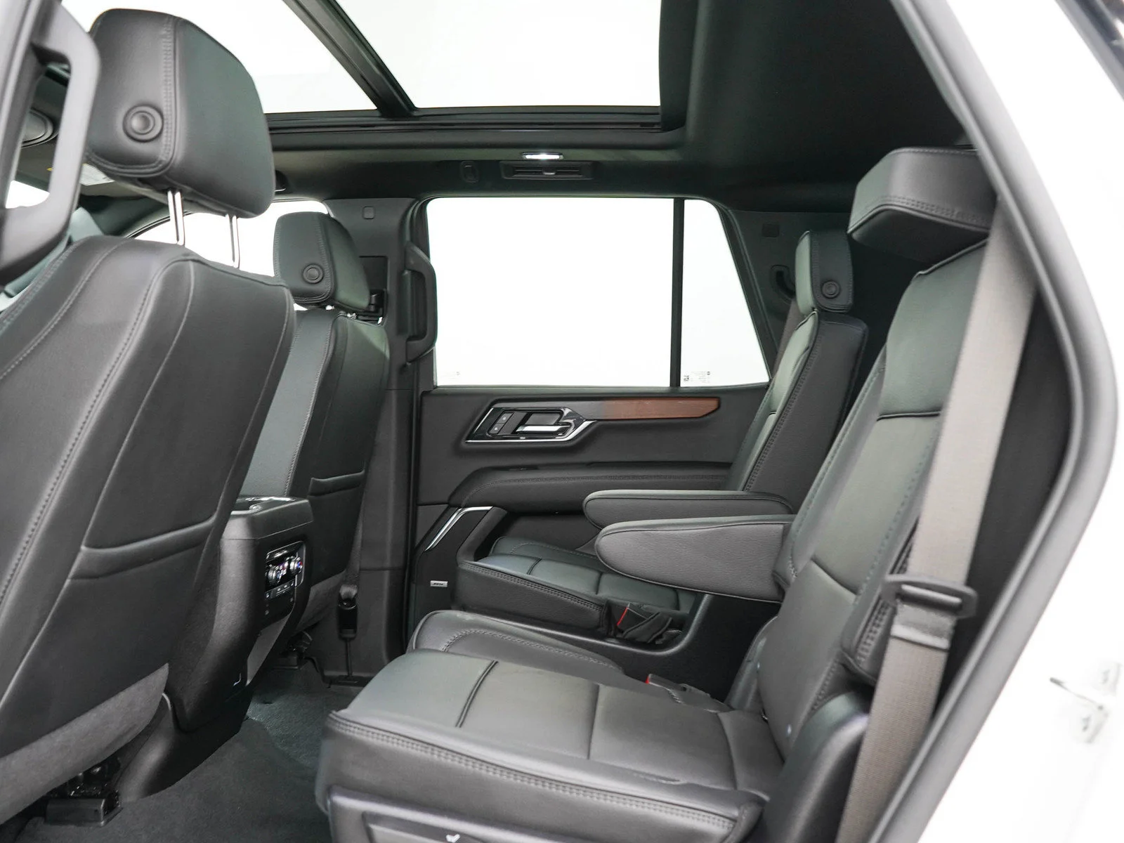 Used 2025 White Frost Tricoat GMC Denali image 13