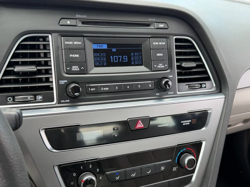 Used 2015 White Hyundai SE image 19
