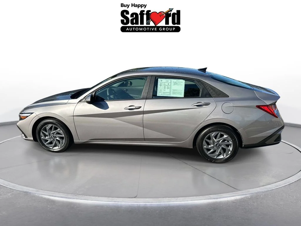 Used 2025  Hyundai Blue image 4