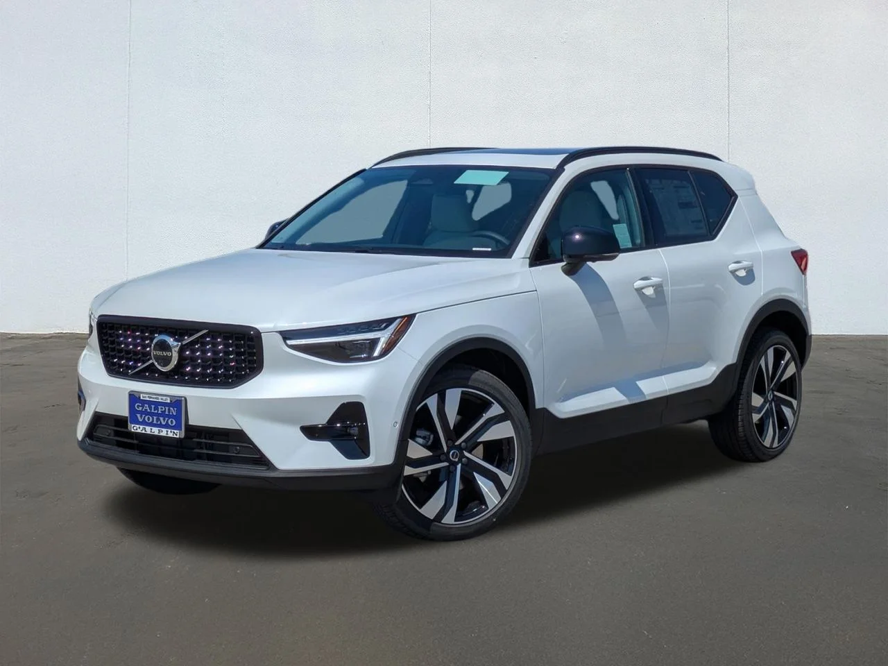 2026 Volvo XC40 B5 Ultra Dark AWD's photo