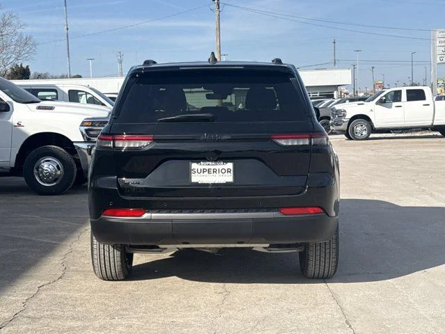 New 2026 Diamond Black Crystal Pearl-Coat Exterior Paint Jeep Altitude image 4