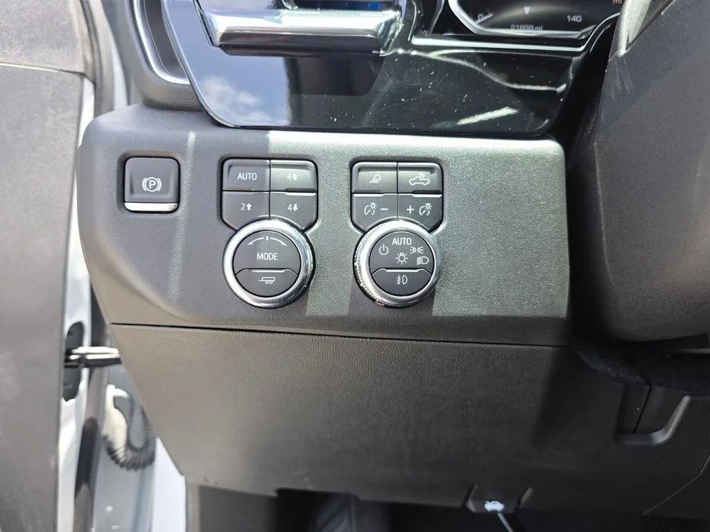 Used 2025 Summit White GMC SLT image 30