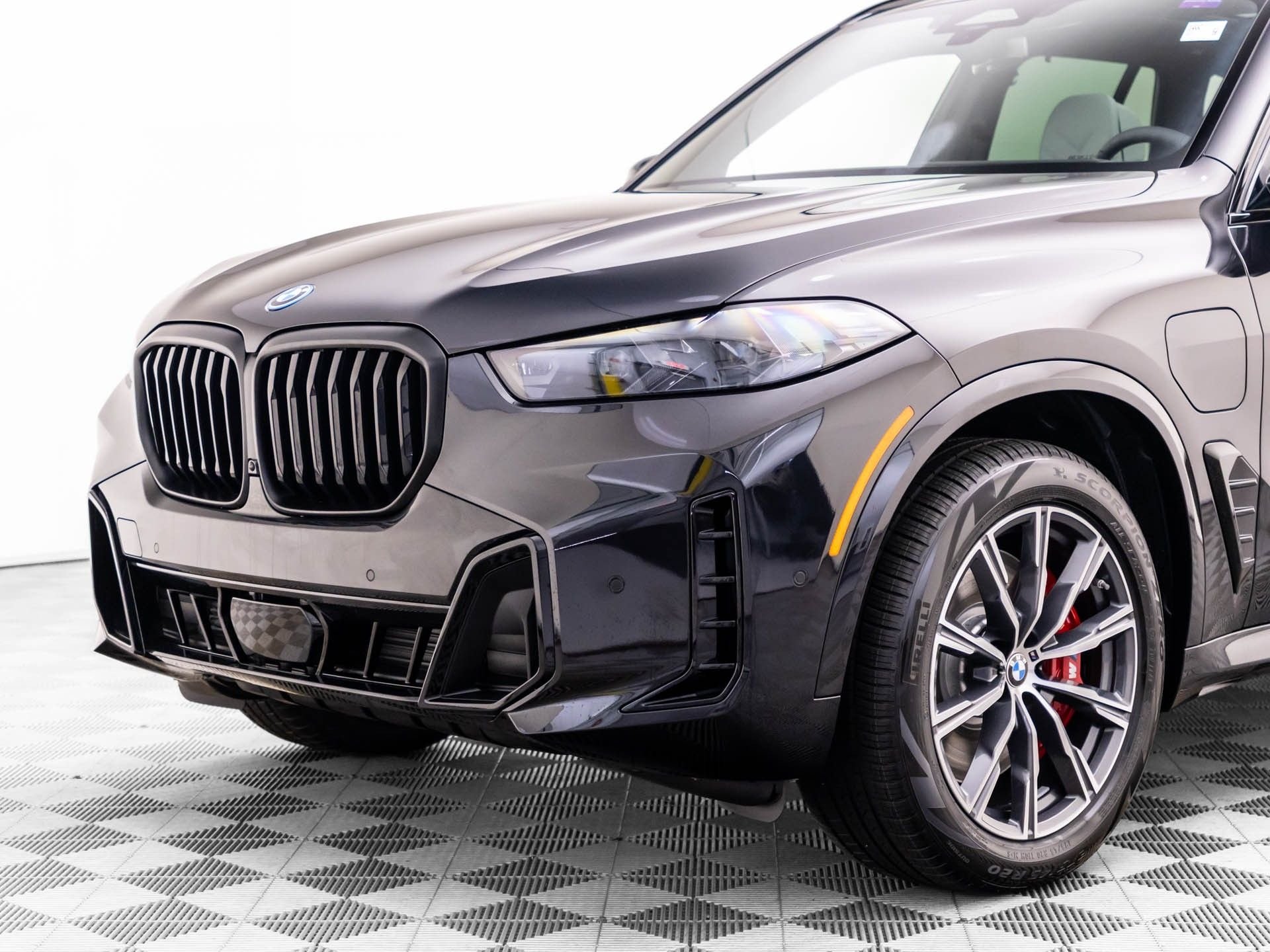 New 2026 Black Sapphire Metallic BMW xDrive50e image 38