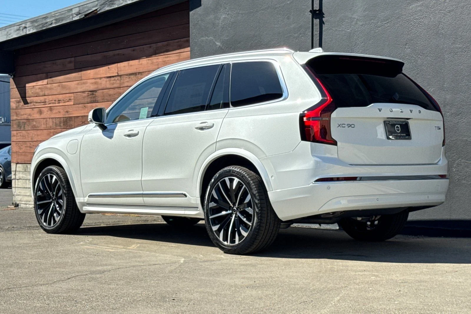 New 2026 Crystal White Volvo T8 Plus 7-Seater image 6