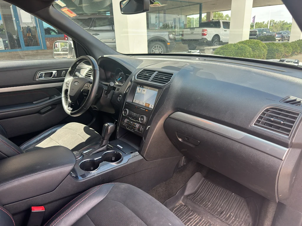 Used 2018 White Platinum Metallic Tri-Coat Ford XLT image 29