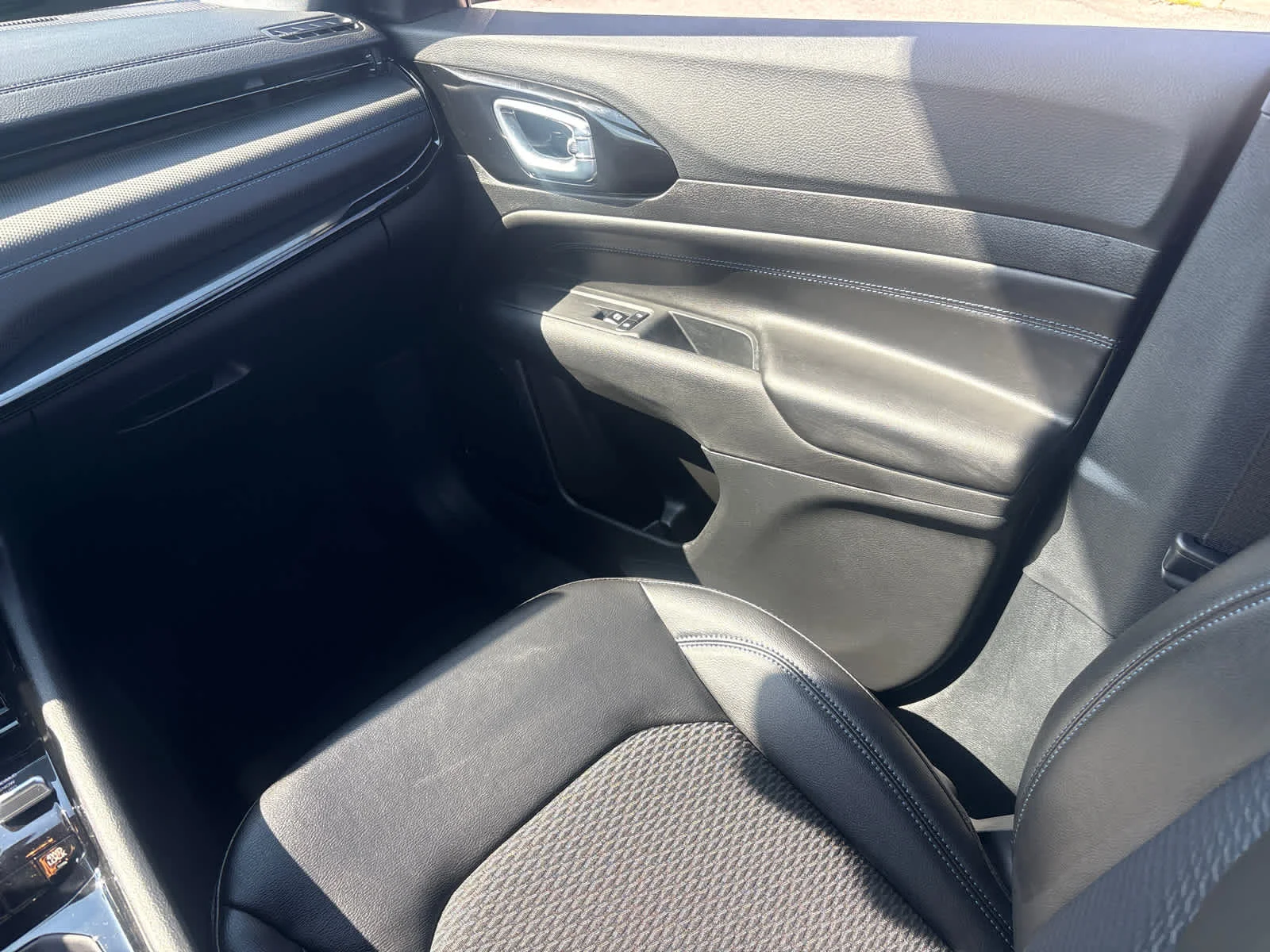 New 2026 Fathom Blue Pearl Coat Jeep Latitude Altitude image 17