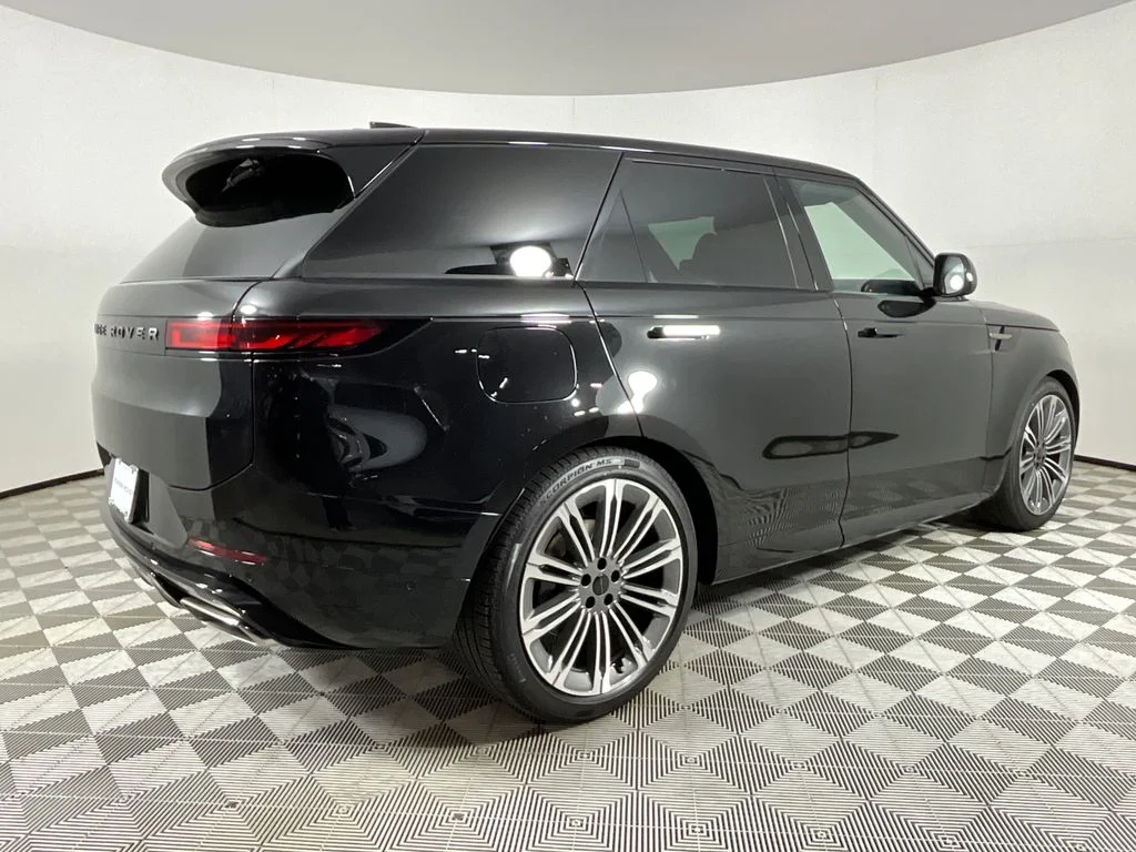 New 2026 Santorini Black Metallic Land Rover Dynamic SE image 2