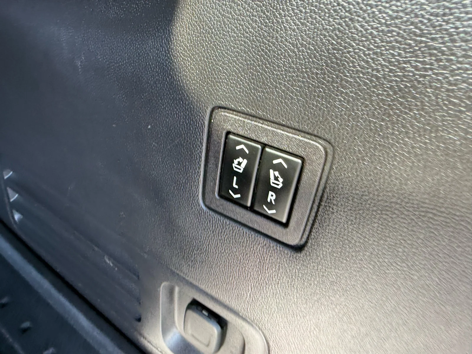 Used 2021 IRIDESCENT PEARL TRICOAT Chevrolet High Country image 19