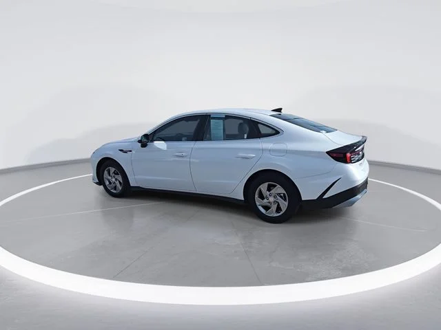 Used 2025 White Hyundai SE image 6