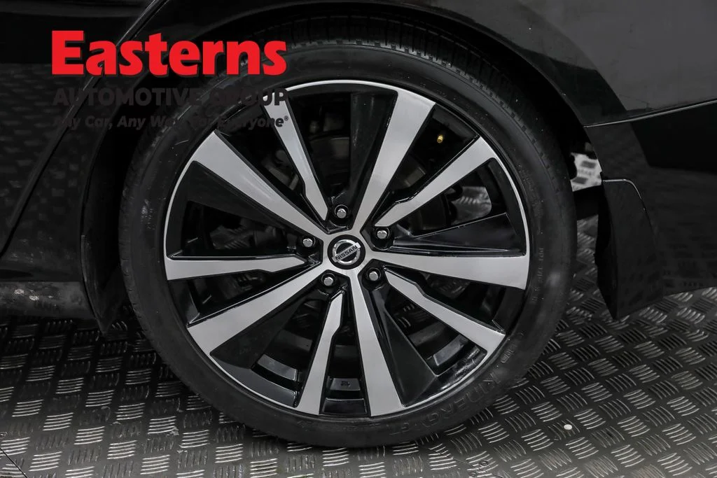 Used 2020 Black Nissan 2.5 SR image 31