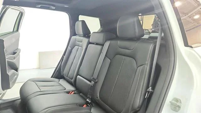 New 2026 Bright White Clear-Coat Exterior Paint Jeep Overland image 20