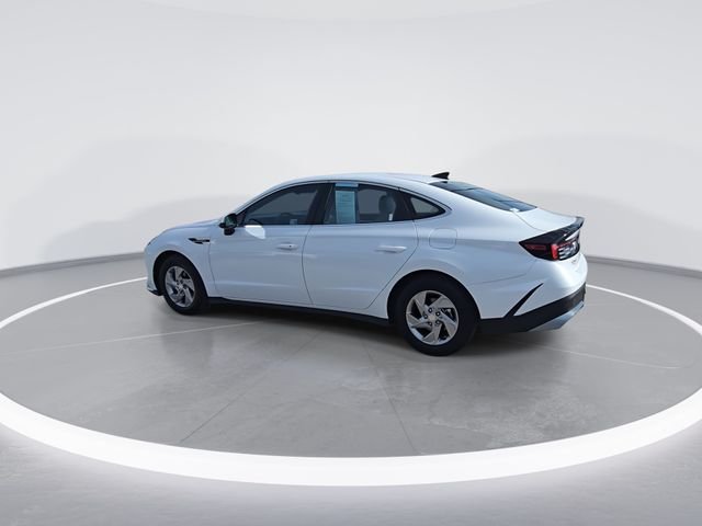 Used 2025 White Hyundai SE image 6