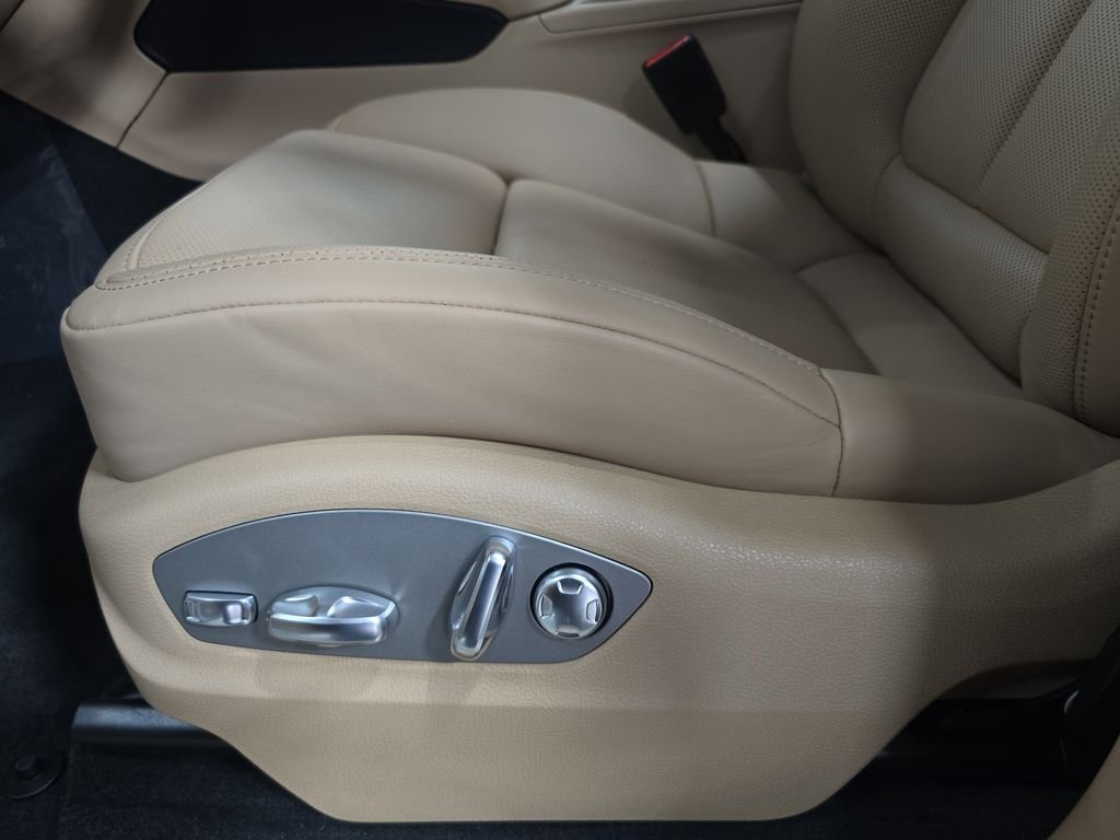 2026 Porsche Macan T - Photo 23