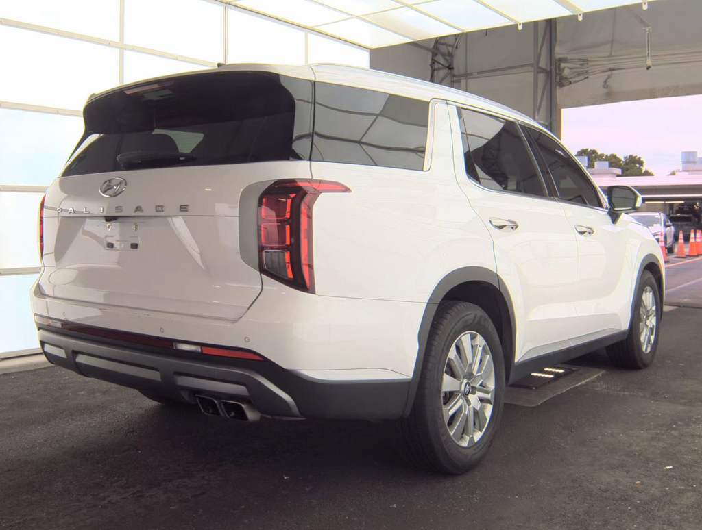 Used 2023 White Hyundai SEL image 2