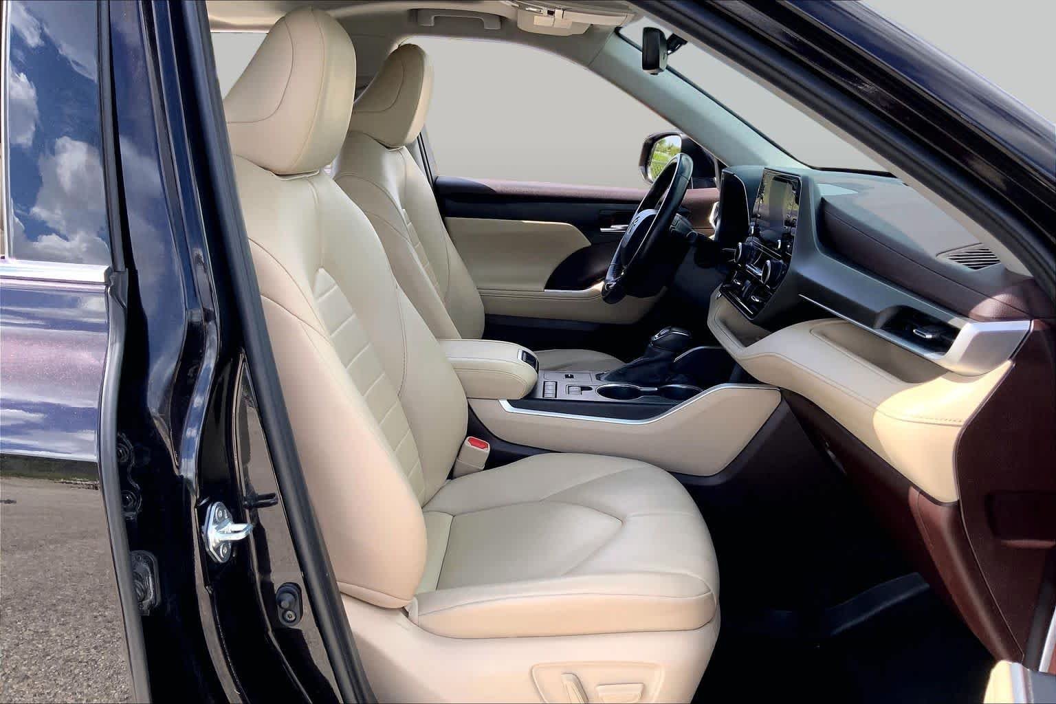 Used 2020 Opulent Amber Toyota XLE image 9