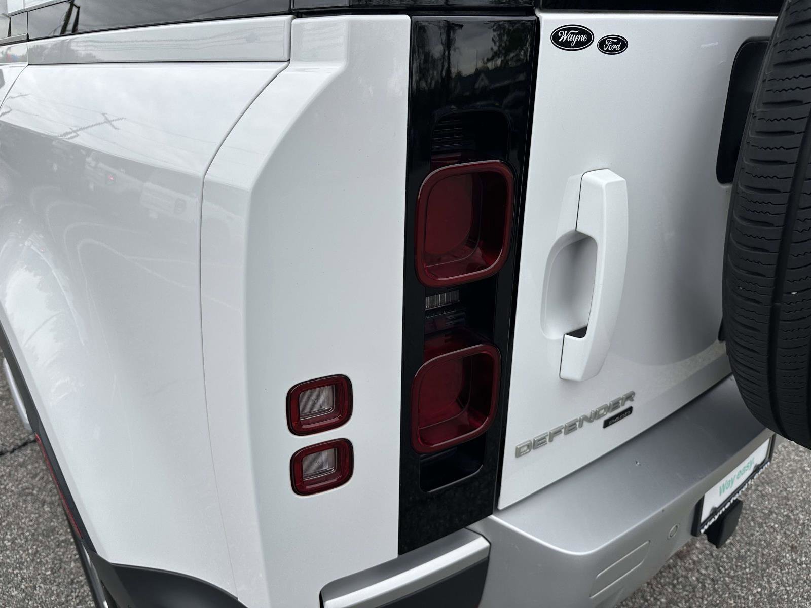 Used 2022  Land Rover SE image 10