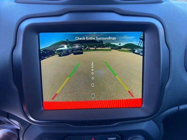 Used 2023  Jeep Latitude image 23
