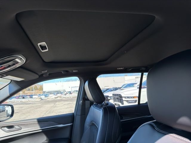New 2026 Bright White Clear-Coat Exterior Paint Jeep Altitude image 18