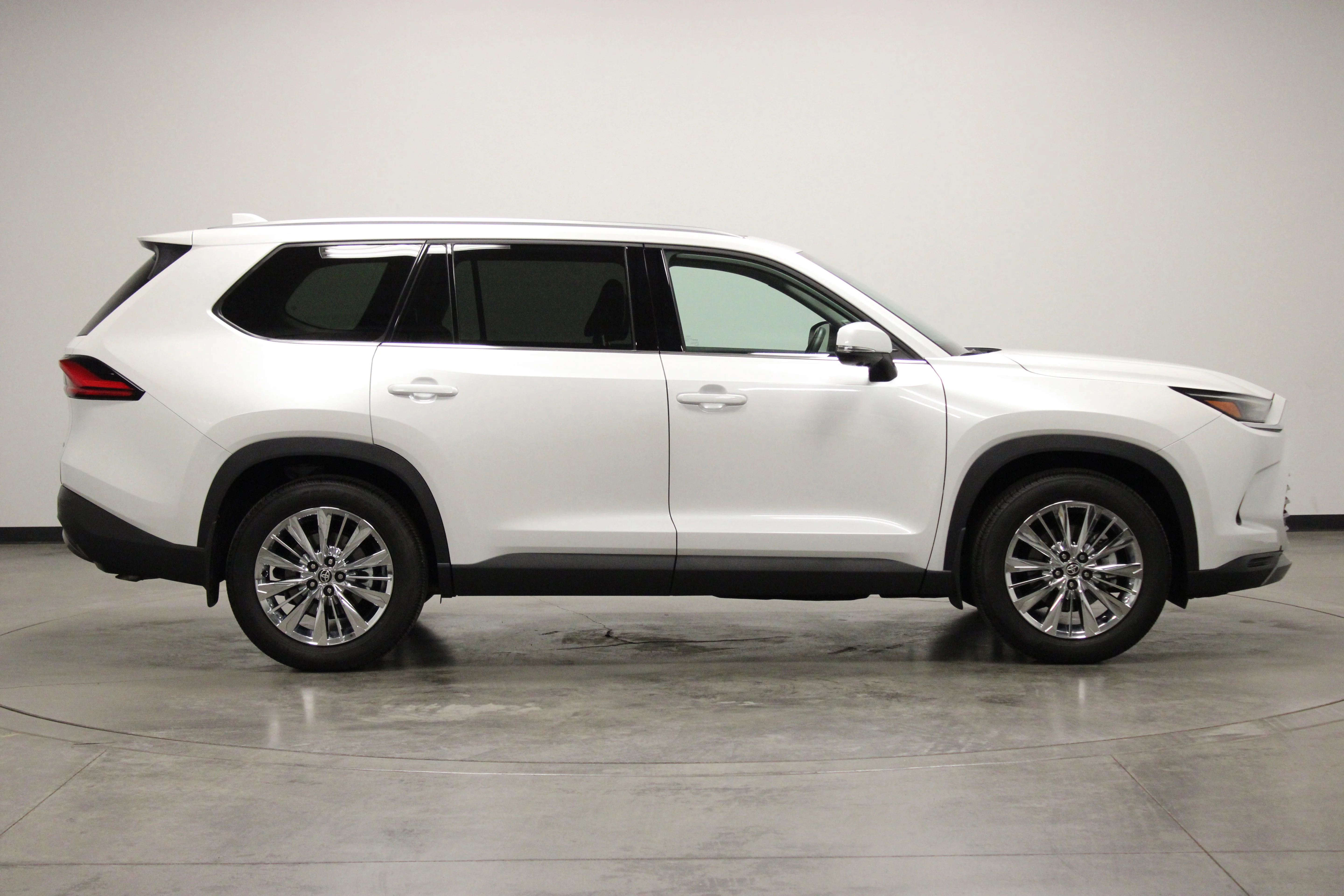 Used 2024 Pearl Toyota Platinum image 9