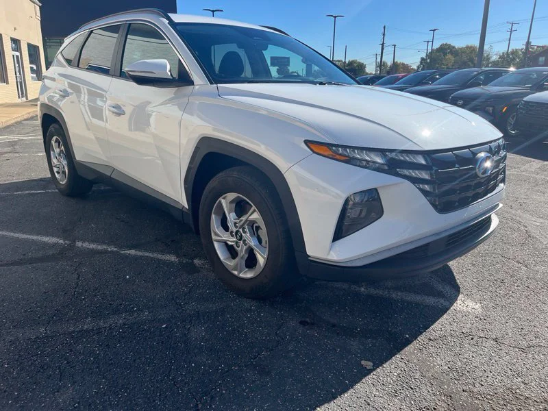 Used 2023 White Hyundai SEL image 3