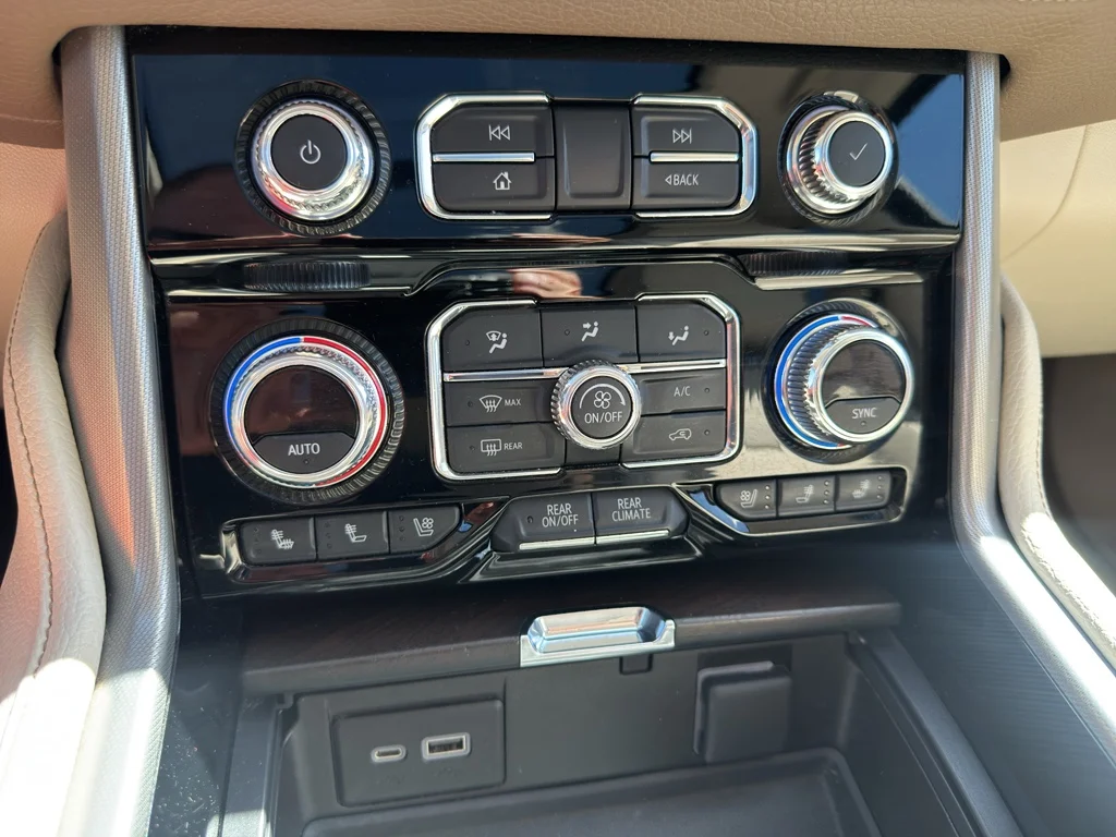 Used 2021 White Frost Tricoat GMC Denali image 25