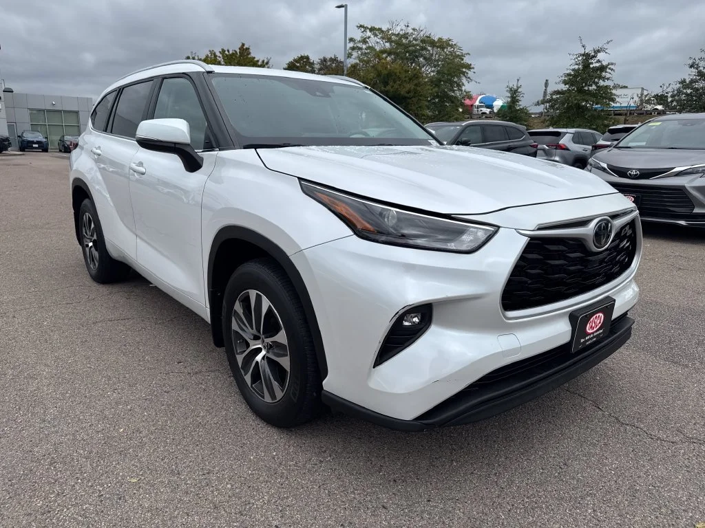 Used 2023 Beige Toyota XLE image 11