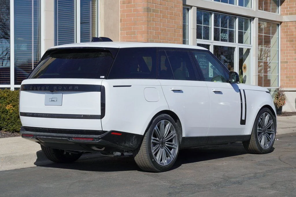 New 2026 Ostuni Pearl White Land Rover SE image 7