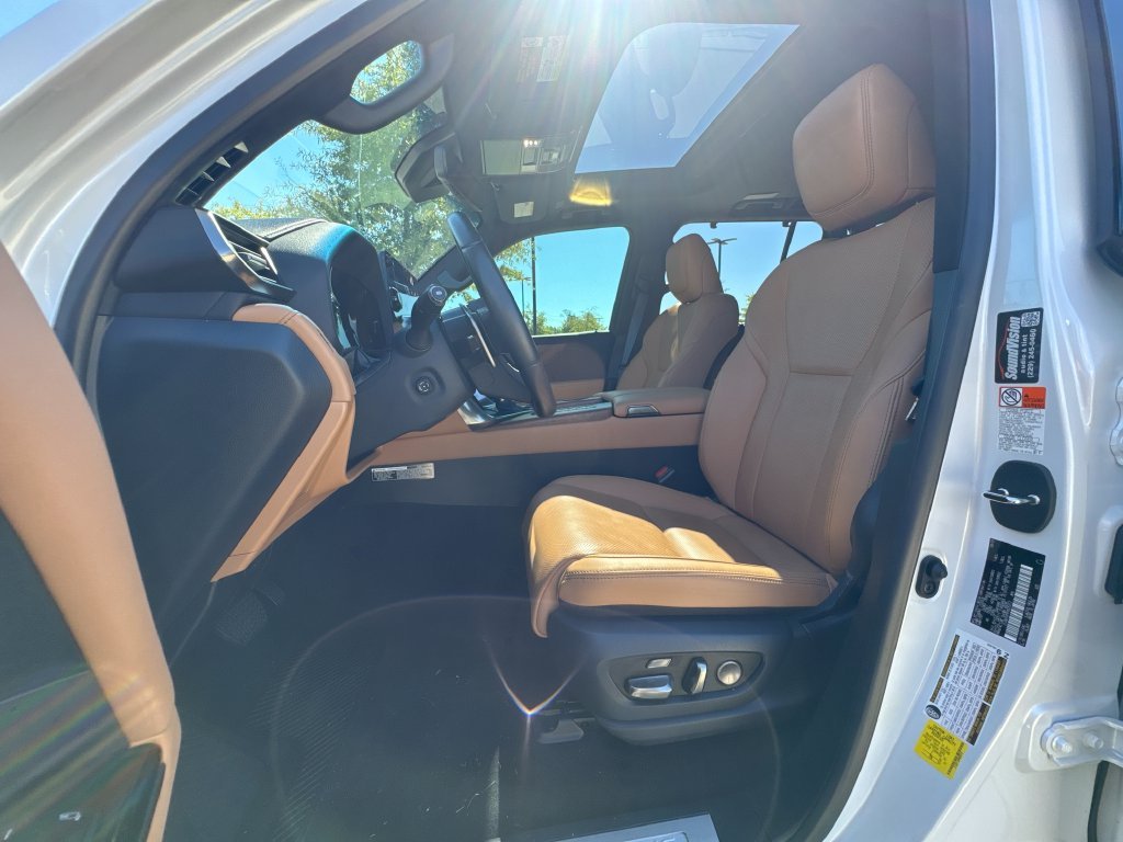 Used 2023 White Lexus 600 Luxury image 19