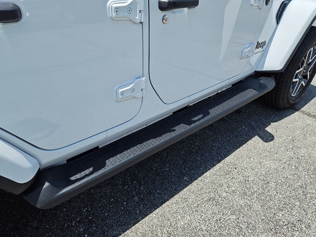 New 2026 Bright White Clear-Coat Exterior Paint Jeep Sahara image 15
