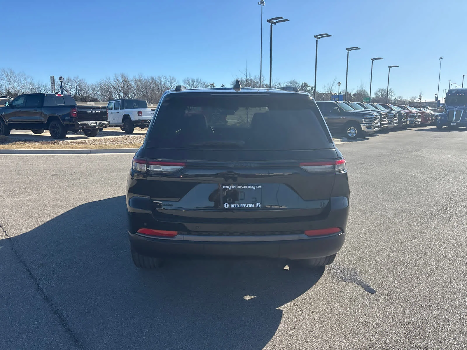 New 2026 Diamond Black Crystal Pearl-Coat Exterior Paint Jeep Limited image 8