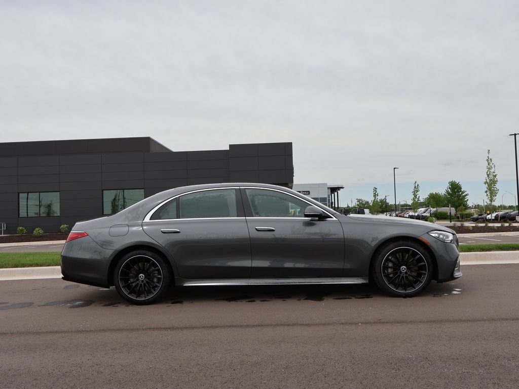 New 2026 MANUFAKTUR Graphite Metallic Mercedes-Benz S 580 image 4