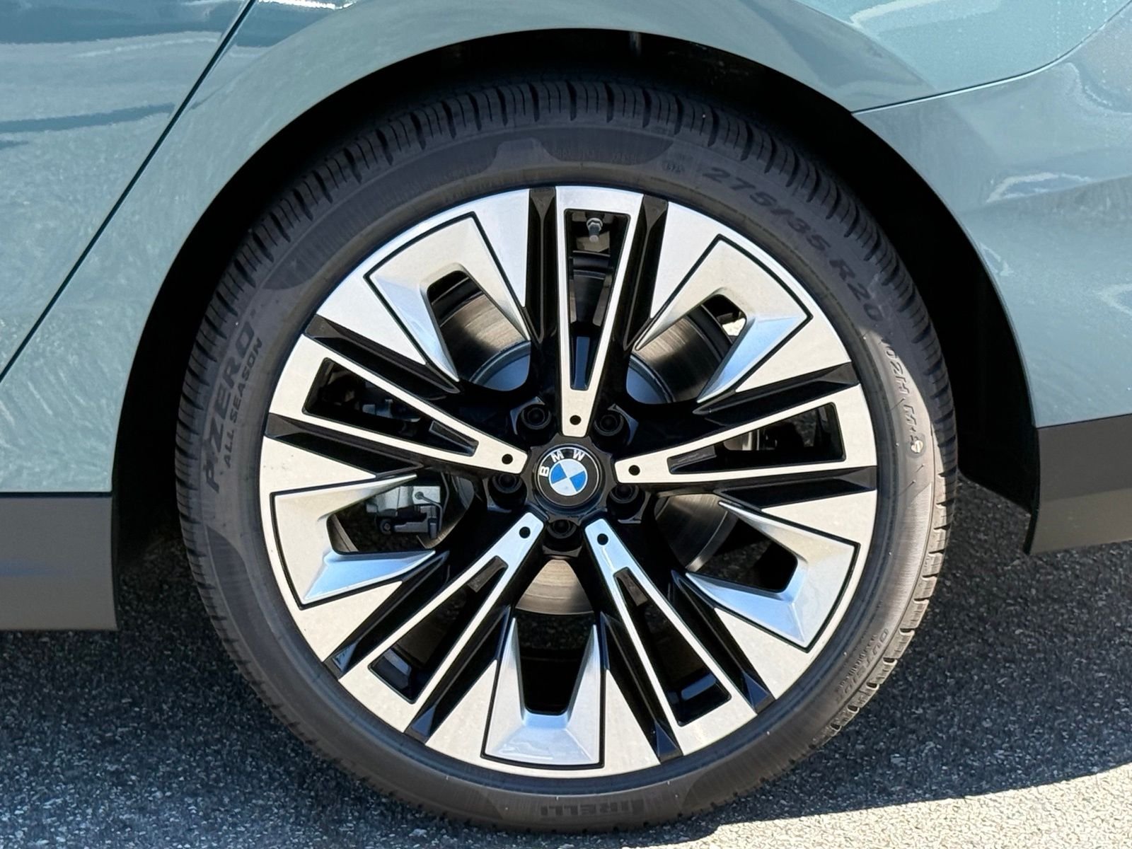 New 2027 Cape York Green Metallic BMW 530i xDrive image 18