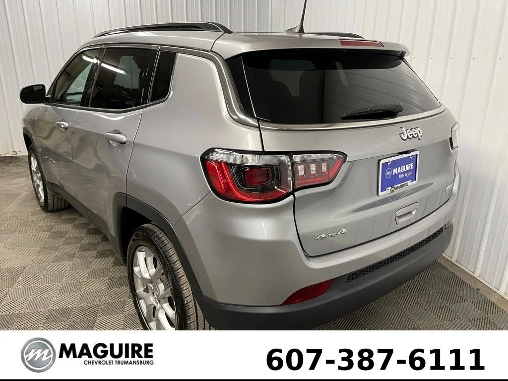 Used 2022 Silver Jeep Latitude Lux image 5